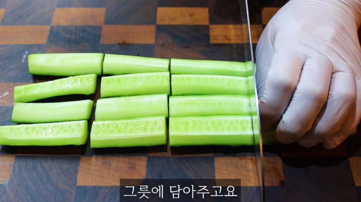 오이를 손질하는 모습. / 유튜브 '집밥 korean home cooking'