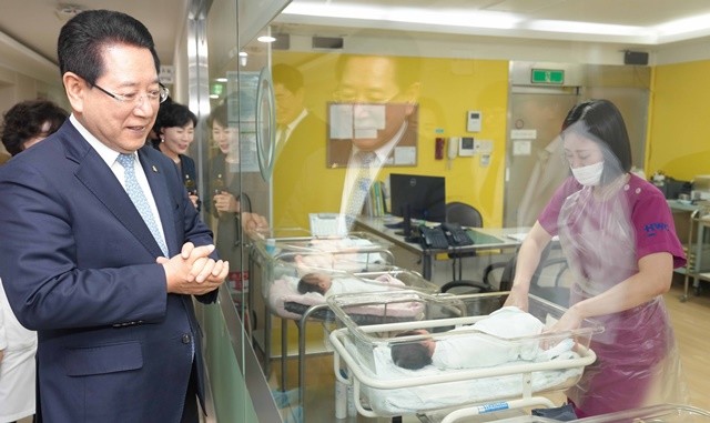 ‘전남 공공산후조리원 5호점’(순천)을 둘러보고 있는 김영록 전남지사/ 김영록 예비후보 선거사무소