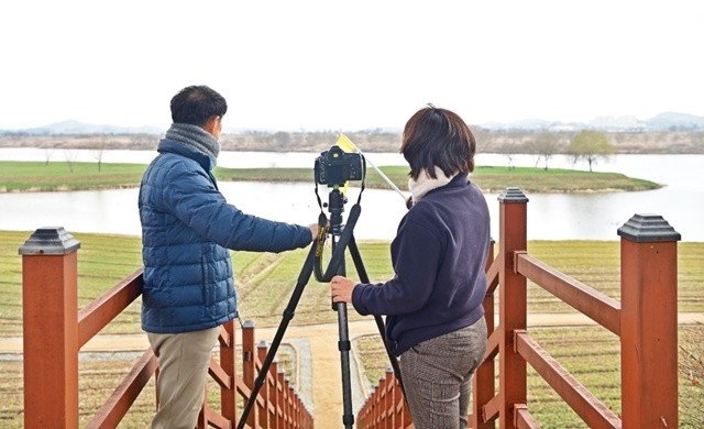 나주시와 남도풍경연구소가 지난 10일 영산강 들섬과 동섬 일원에서 사진 촬영 명소 위치를 확인했다.