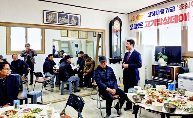 강진군이 칠량면 만복마을 경로당에서 고기밥상데이를 갖고 있다.