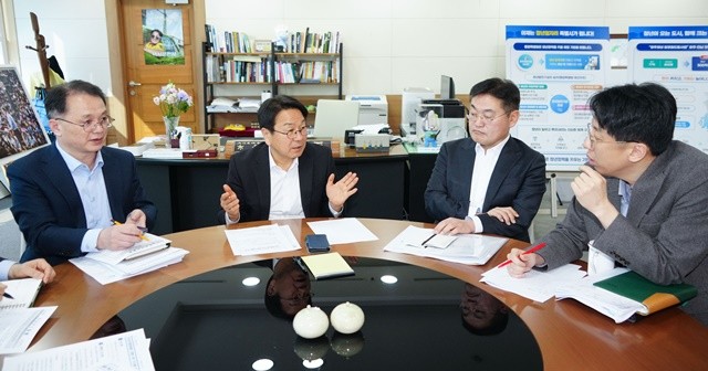 강기정 광주광역시장이 13일 오전 시청 집무실에서 광주전남행정통합실무준비단과 관련 부서 간부들이 참석한 가운데 점검회의를 열어 통합특별시 출범 준비 상황을 보고받고 주요 과제별 추진 상황을 점검하고 있다. /광주광역시 제공