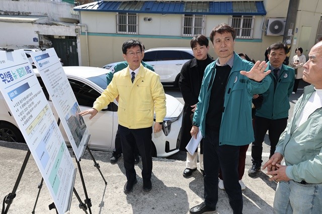 박병규 광산구청장, 광산구 공직자 등이 13일 우산동 뉴빌리지 실버어울림 플랫폼 조성 사업 현장을 살펴보고 있다.