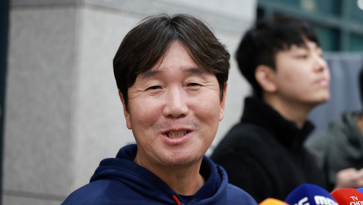 류지현 월드베이스볼클래식(WBC) 야구대표팀 감독이 16일 인천국제공항 제1여객터미널에서 취재진의 질문에 답하고 있다. / 뉴스1