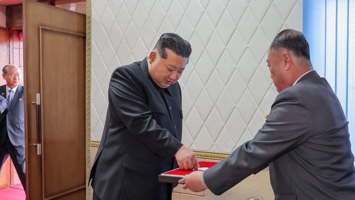 김정은 북한 국무위원장이 지난 15일 평안남도 순천지구청년탄광연합기업소 천성청년탄광을 찾아 최고인민회의 대의원 선거를 위한 제150호구 제48호분구 선거장에서 대의원 후보자인 지배인 조철호에게 투표하고 탄광 노동자들을 격려했다고 조선중앙통신이 16일 보도했다. / 평양 조선중앙통신=연합뉴스