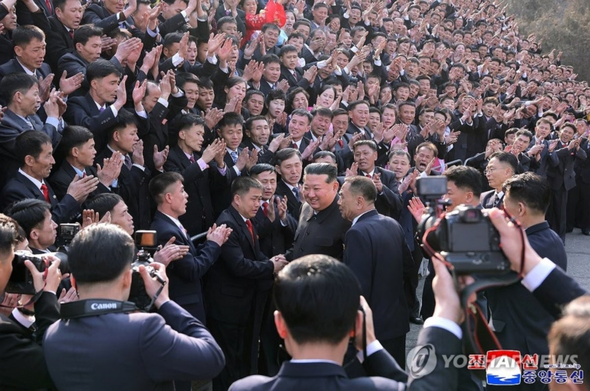 탄광 노동자들 격려하는 김정은. 김정은 북한 국무위원장이 지난 15일 평안남도 순천지구청년탄광연합기업소 천성청년탄광을 찾아 최고인민회의 대의원 선거를 위한 제150호구 제48호분구 선거장에서 대의원 후보자인 지배인 조철호에게 투표하고 탄광 노동자들을 격려했다고 조선중앙통신이 16일 보도했다. / 평양 조선중앙통신=연합뉴스