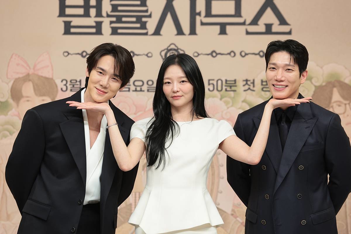 배우 유연석(왼쪽부터)가 이솜, 김경남이 지난 11일 서울 양천구 목동 SBS에서 열린 새 금토드라마 '신이랑 법률사무소'(극본 김가영, 강철규/ 연출 신중훈) 제작발표회에 참석해 포즈를 취하고 있다. '신이랑 법률사무소'는 망자의 한을 통쾌하게 풀어주는 '신들린 변호사' 신이랑(유연석 분)과 승소에 모든 것을 건 '냉혈 엘리트 변호사' 한나현(이솜 분)의 기묘하고도 따뜻한 한풀이 어드벤처를 그린 드라마다 / 뉴스1