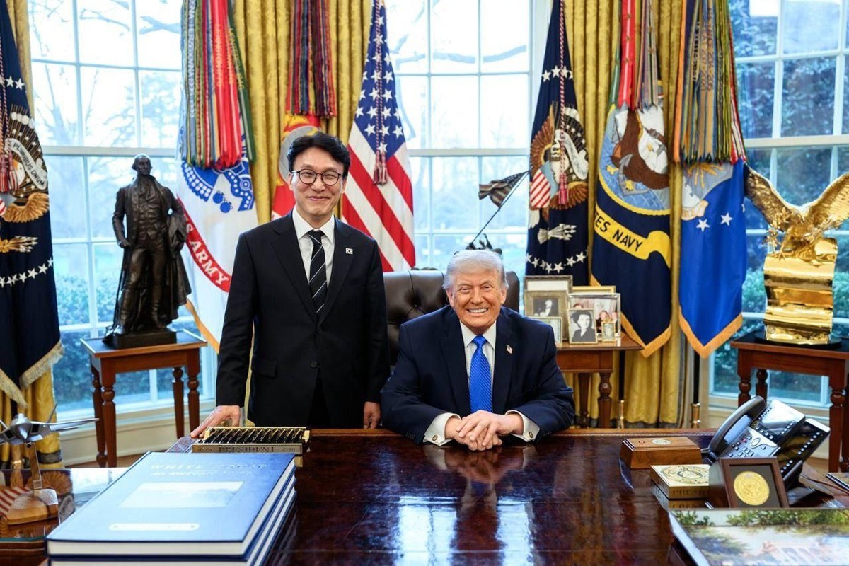 김민석 국무총리가 13일(현지 시각) 미국 워싱턴 D.C 백악관에서 도널드 트럼프 미국 대통령을 만나 포즈를 취하고 있다. / 총리실