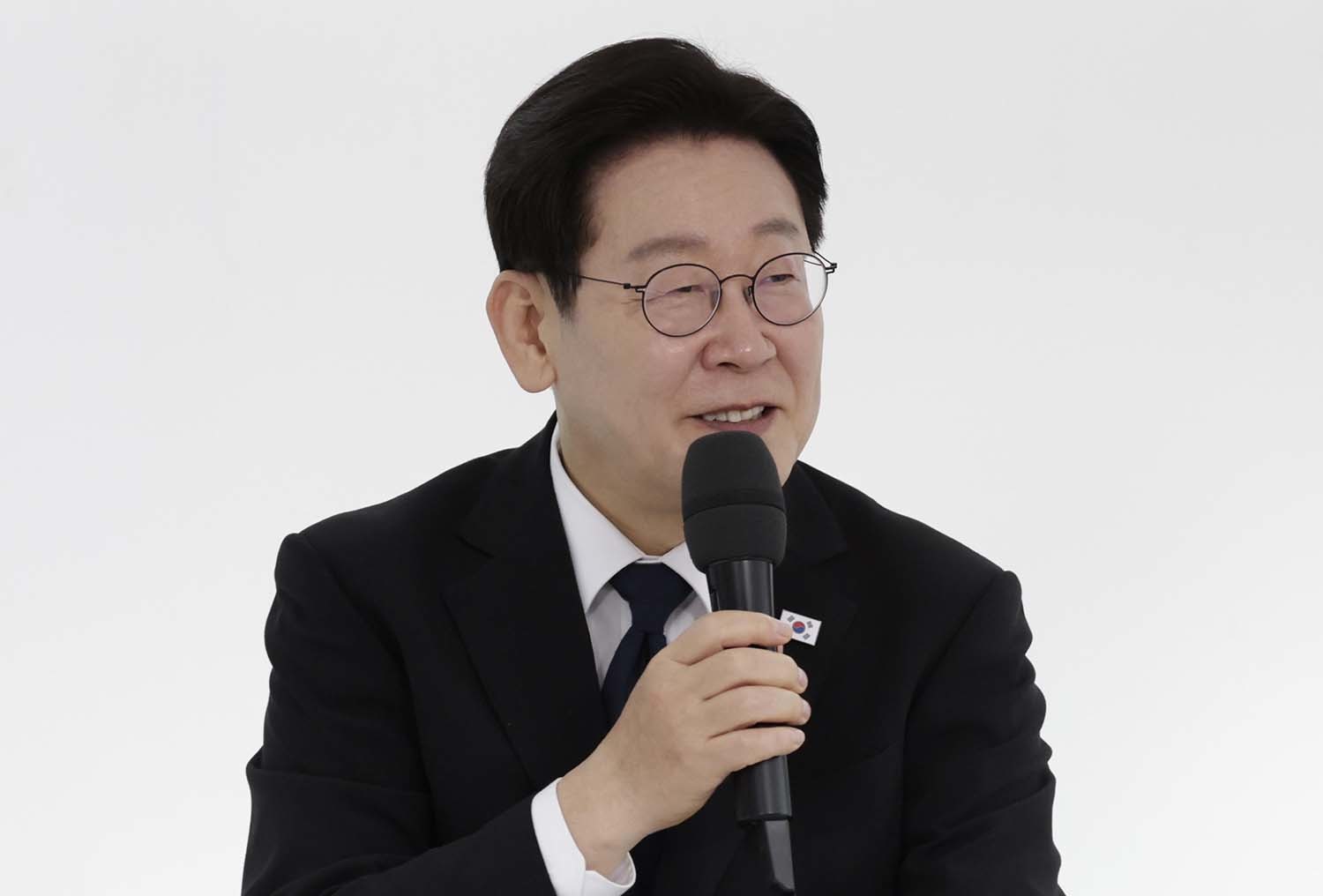 이재명 대통령이 15일 창원 창동예술촌 아트센터에서에서 열린 차와 함께 나누는 지역예술인과의 대화에서 발언을 하고 있다./ 뉴스1