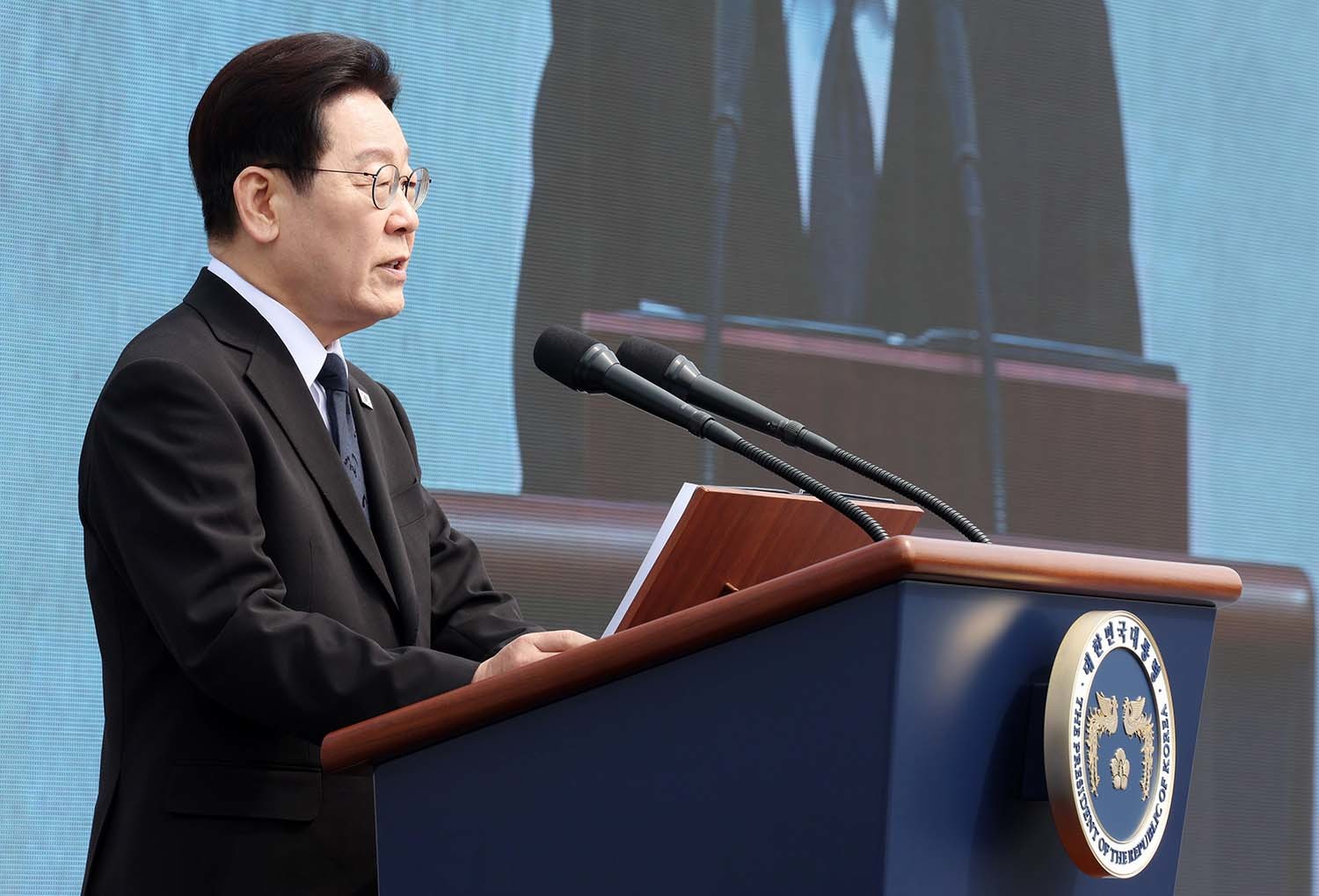 이재명 대통령이 15일 창원 국립 3·15 민주묘지에서 열린 제66주년 3·15의거 기념식에서 기념사를 하고 있다. / 뉴스1