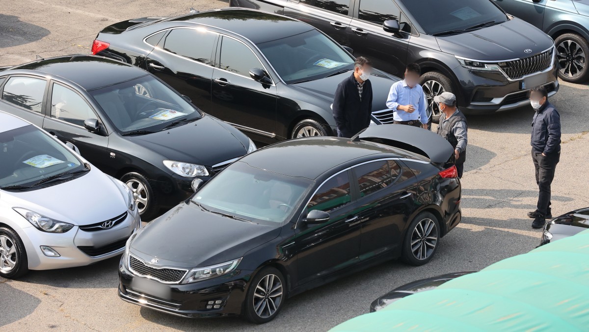 한 중고차시장에서 시민들이 중고차를 살펴보고 있다. 기사의 이해를 돕기 위한 사진 / 뉴스1