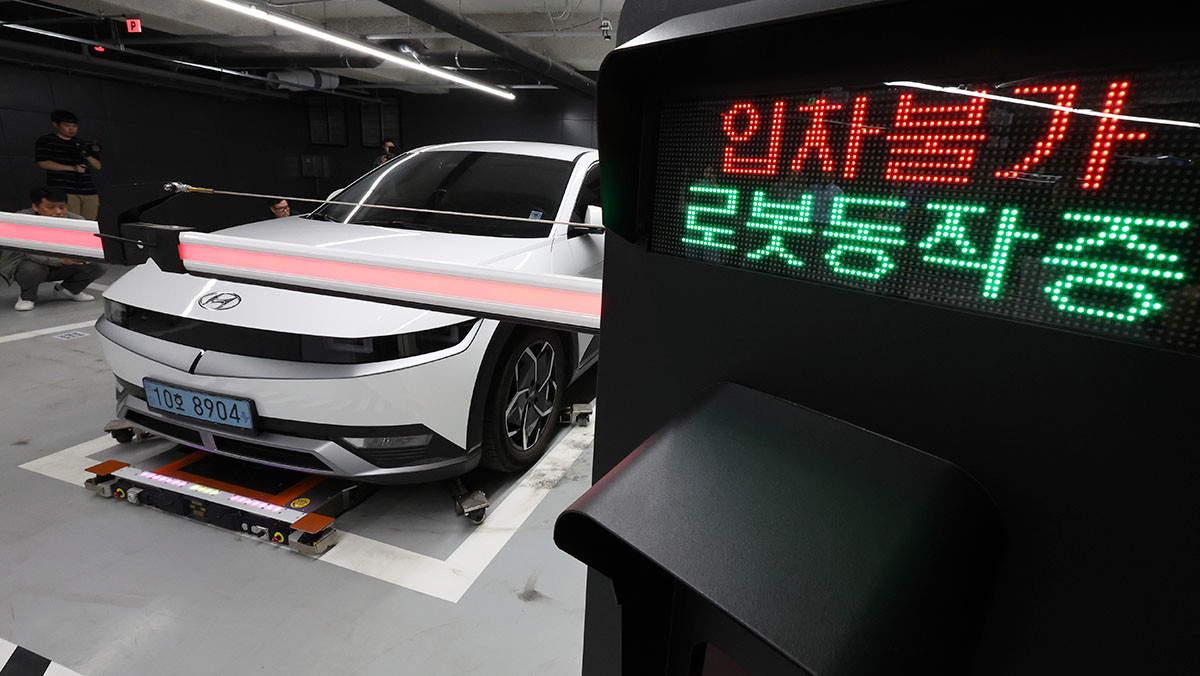 2024년 서울 팩토리얼 성수에서 시범적으로 운용했던 주차로봇. / 뉴스1