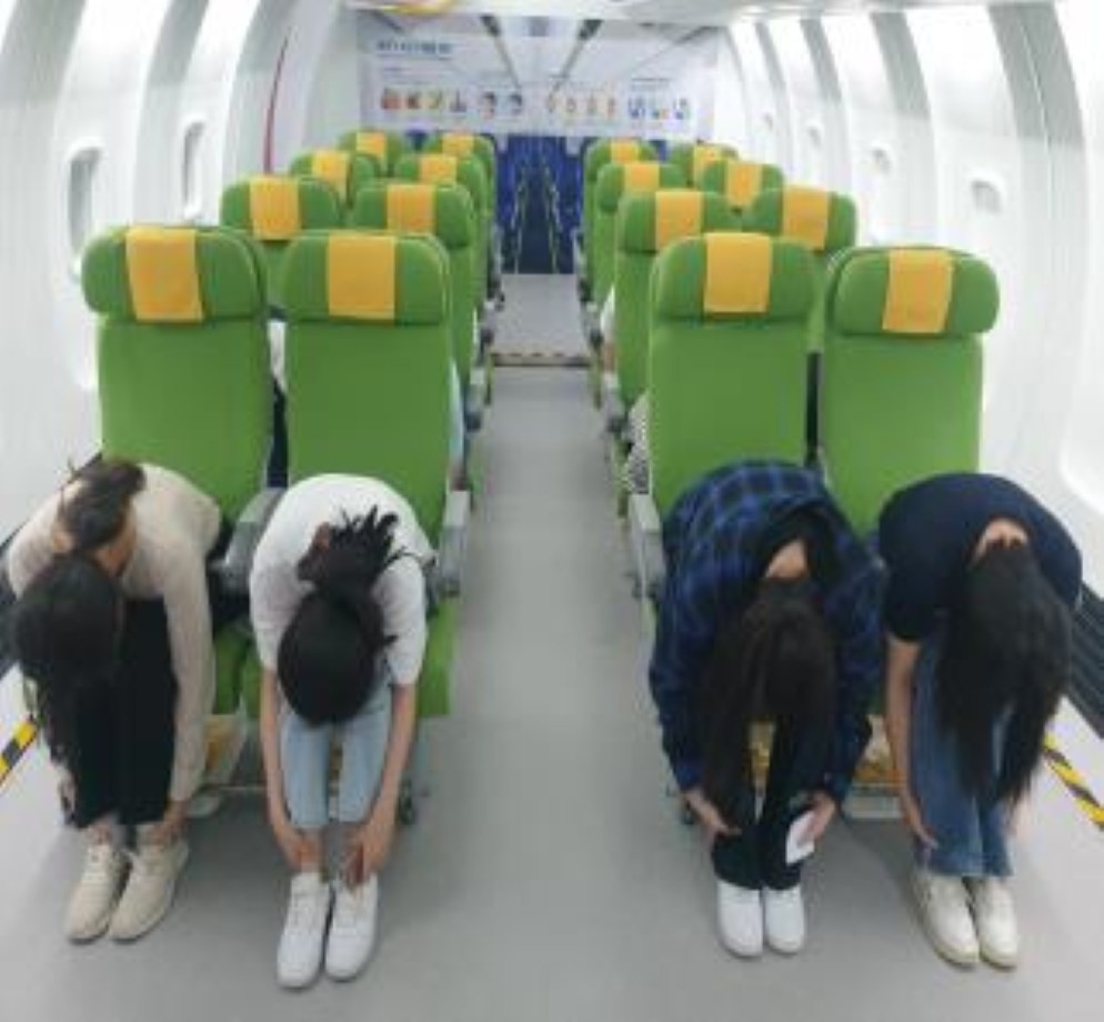 항공 안전 체험 교육 중 충격방지자세 / 세종시교육청