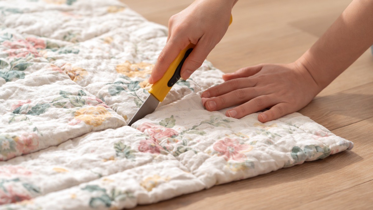 헌 이불을 자르는 모습 / 기사 내용을 바탕으로 제작한 AI 이미지