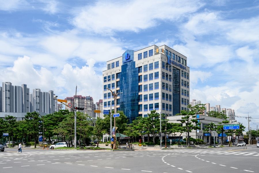 대구도시개발공사는 최근 영진건설기술교육원과 건설 전문인력 양성 및 기술 정보 교류를 위한 업무협약(MOU)을 체결했다. 사진은 대구도시개발공사 사옥 전경 / 대구도시개발공사 제공