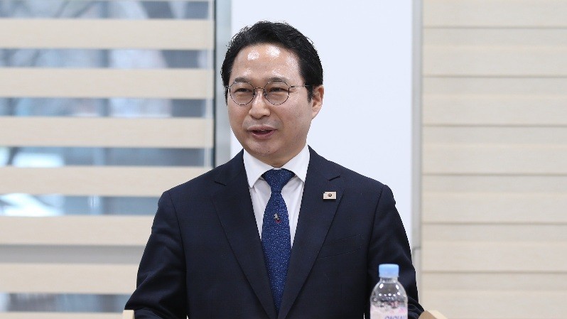 주정봉 더불어민주당 대전 서구청장 예비후보가 16일 대전시의회에서 기자회견을 열고 서구청장 경선 후보 전원이 참여하는 정책 공개 검증 '끝장 토론회' 개최를 제안하고 있다./사진=김지연 기자