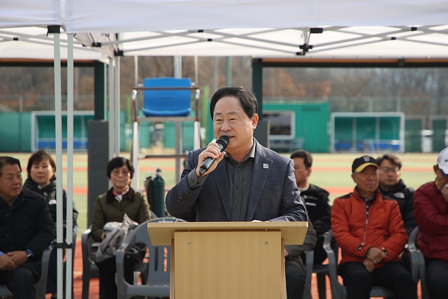 남양주시협회장기 테니스대회에서 선수들을 격려하고 있는 주광덕 시장