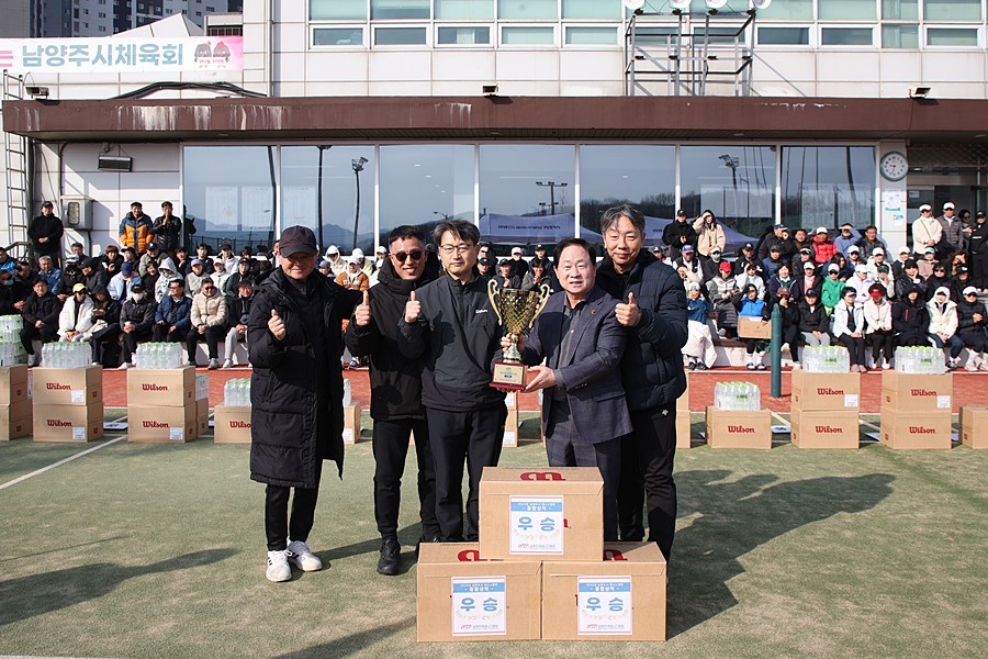 남양주시협회장기 테니스대회에서 기념 촬영하고 있는 주광덕 시장