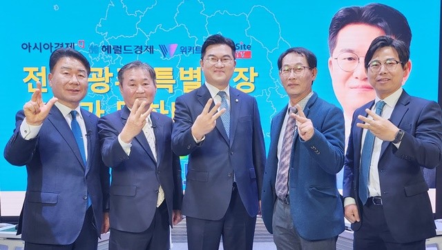 13일 오후 광주 남구 CGI센터 내 스튜디오에서 열린 전남광주통합특별시장 후보 토론회에서 김우관 아시아경제 호남취재본부장,노해섭 위키트리 광주전남취재본부장, 정준호 전남광주통합특별시장 후보, 최동환 딜사이트경제TV 본부장,서인주 헤럴드경제 부장(왼쪽부터)이 기념촬영을 하고 있다.