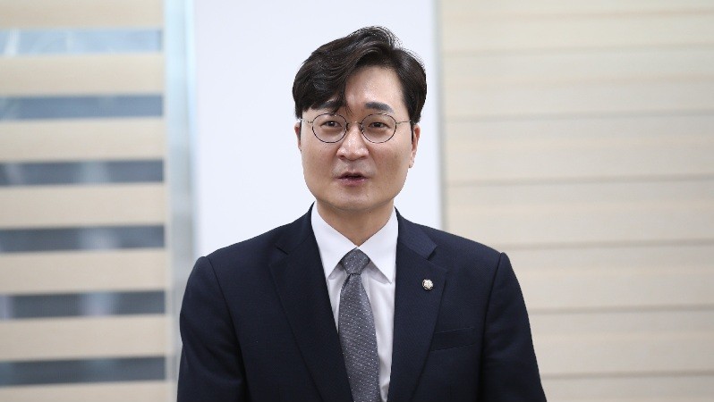 장철민 더불어민주당 대전시장 예비후보가 16일 대전시의회 기자실에서 기자회견을 열고 신수도 특별시 구상과 대전시장 경선 관련 입장을 밝히고 있다./사진=김지연 기자