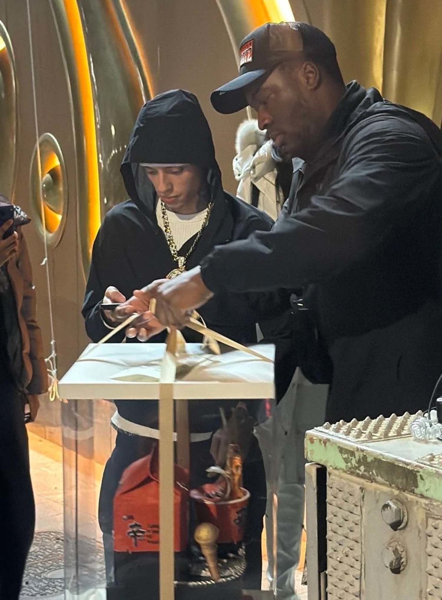 래퍼 센트럴 씨(Central Cee)가 생애 첫 단독 내한 공연에서 신라면 케이크를 선물받아 화제를 모으고 있다. /  센트럴 씨 인스타그램