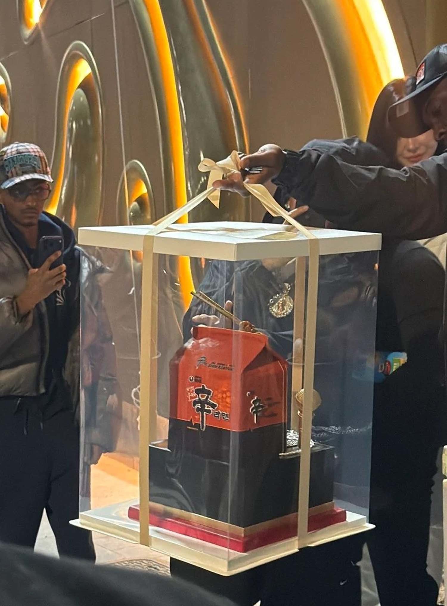 래퍼 센트럴 씨(Central Cee)가 생애 첫 단독 내한 공연에서 신라면 케이크를 선물받아 화제를 모으고 있다. /  센트럴 씨 인스타그램