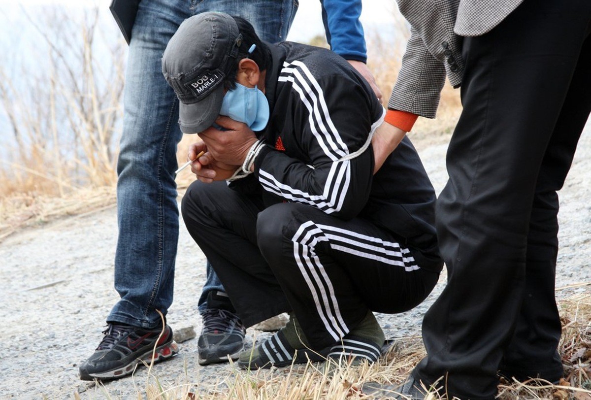 2011년 3월 일명 '울산 봉대산 불다람쥐'가 봉대산에서 방화 장면을 재연하고 있다. / 연합뉴스