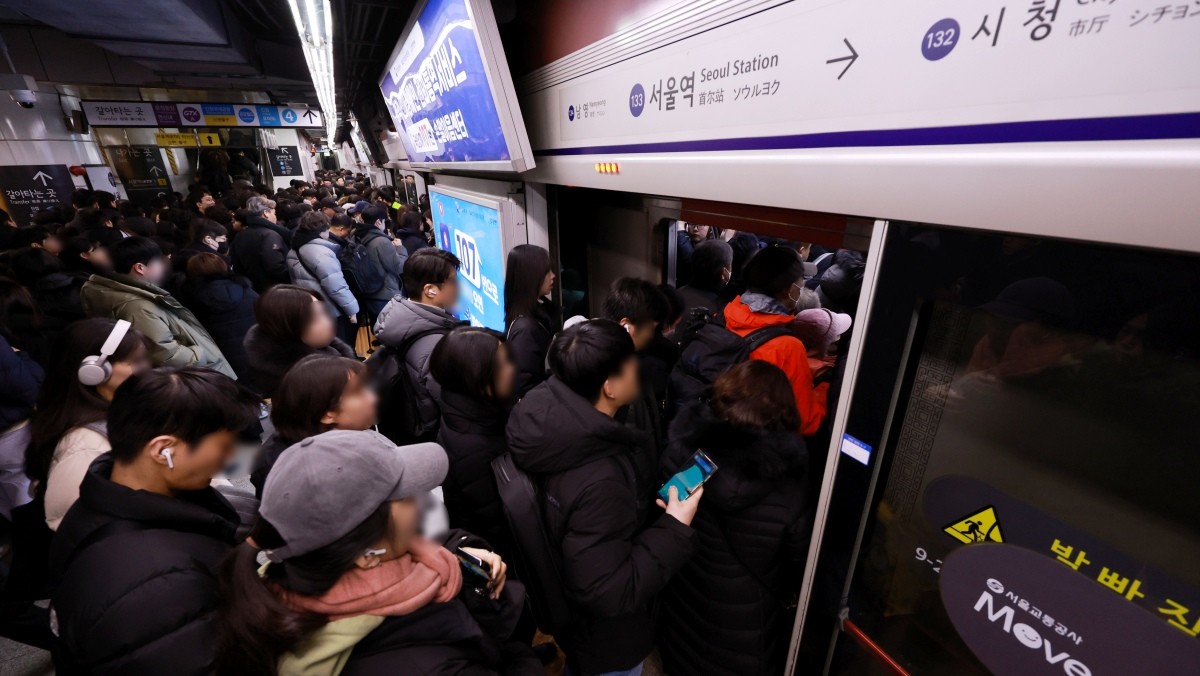 서울역에서 시민들이 지하철을 이용해 출근하고 있다. / 뉴스1