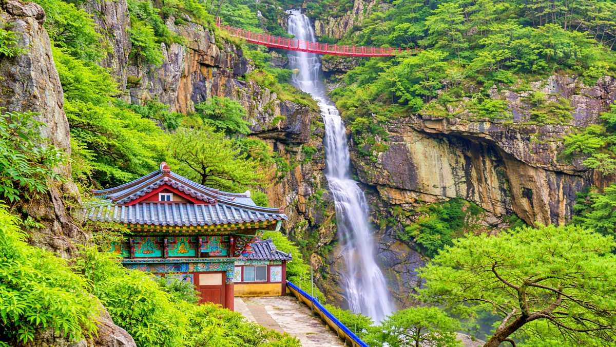 구절산 폭포암. 기사 이해를 돕기 위해 AI로 제작한 자료 이미지로, 실제 모습과 차이가 있을 수 있습니다.