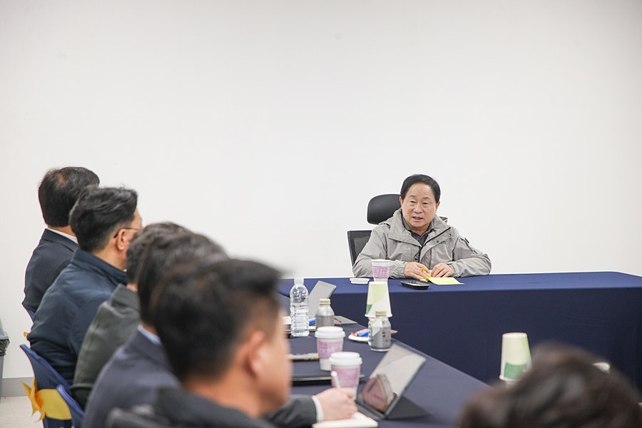 업체관계자와 미팅 중인 주광덕 시장