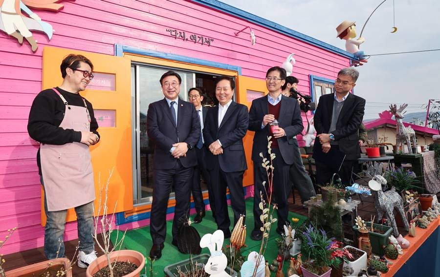 윤호중 행안부장관 3월 16일 경북 안동시에 위치한 마을기업 ‘다누림협동조합’ 방문 모습/이하 경북도