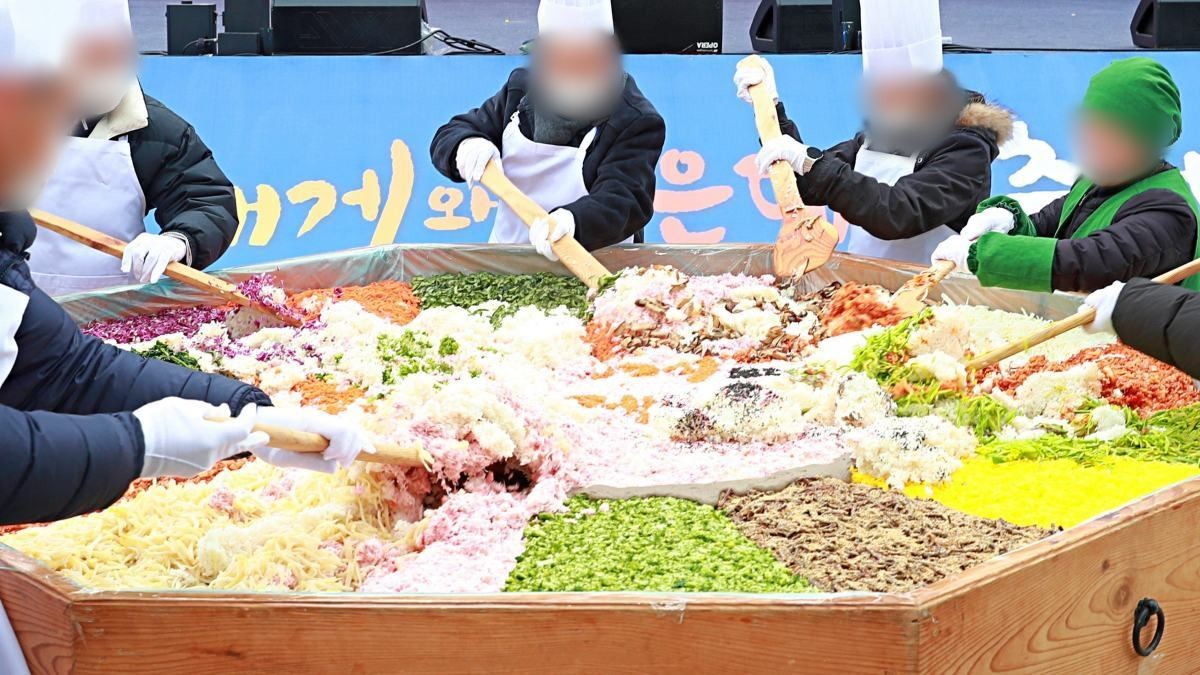 2024 울진대게와 붉은대게축제 자료사진. 초대형 대게 비빔밥을 만들고 있는 모습. / 울진군 제공-뉴스1