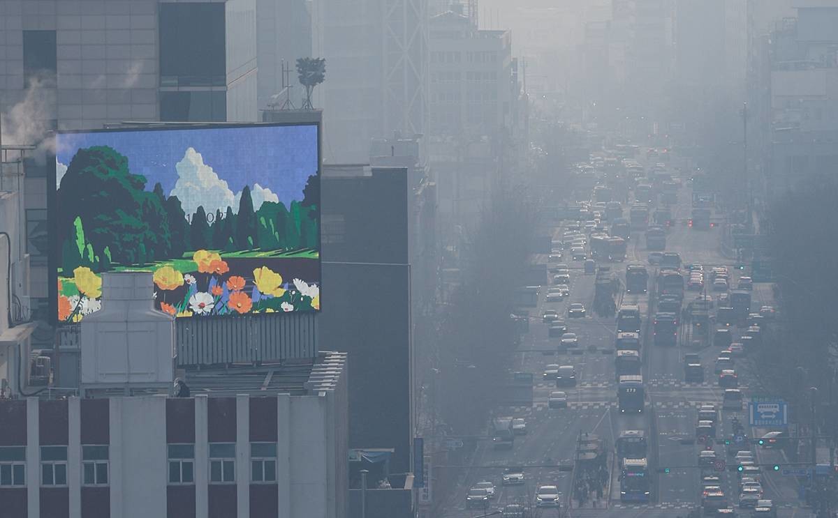 북서기류를 타고 온 국외 미세먼지가 유입되면서 초미세먼지 농도가 '나쁨' 수준을 보인 지난 16일 서울 도심 일대가 뿌옇다 / 뉴스1