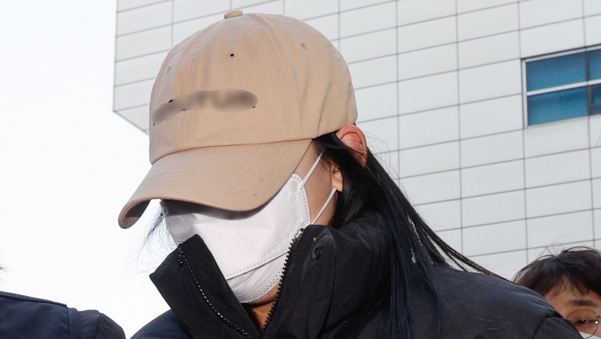 서울 강북구 수유동 모텔에서 약물이 든 음료를 건네 타인을 숨지게 한 혐의를 받는 김소영이 지난 12일 오전 서울 도봉구 북부지방법원에서 열린 영장실질심사(구속 전 피의자 심문)에 출석하고 있다.  / 뉴스1