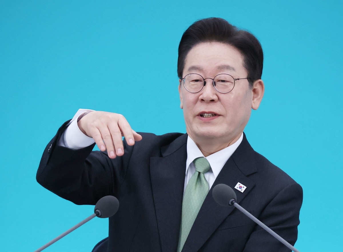 이재명 대통령 자료 사진. 이 대통령이 15일에 이어 16일에도 더불어민주당 초선의원들을 서울 한남동 관저로 초청해 만찬을 함께 했다. 이 대통령은 이 자리에서 집권 여당이 추구할 개혁 방향에 관해 의견을 나눈 것으로 전해졌다. 이 대통령은 초선의원 32명이 참석한 16일 만찬에서 '개혁에 대한 국민들의 타오르는 열망, 변화에 대한 열망을 받아안아서 세상이 유용하고 안정적으로 개혁이 될 수 있도록 만들어야 한다'라고 언급했다고 행사에 참석한 김기표 더불어민주당 대변인이 전했다. / 연합뉴스