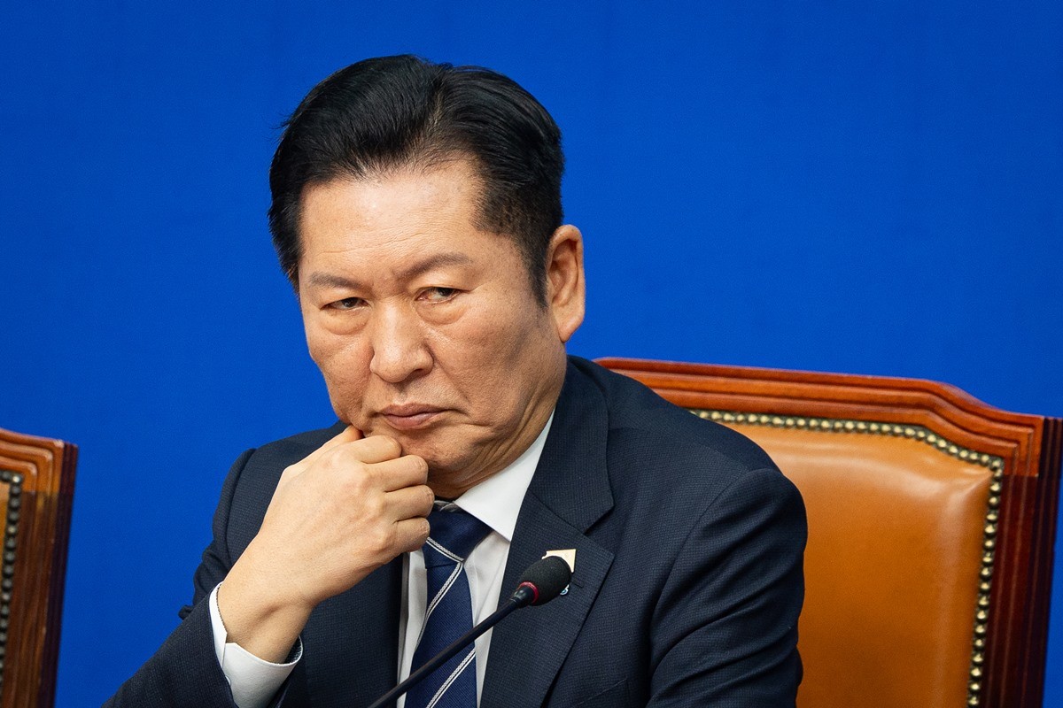 정청래 더불어민주당 대표 자료 사진. 더불어민주당이 검찰 개혁 후속 법안인 중대범죄수사청(중수청)·공소청 설치법의 정부 입법 예고안을 두고 협의 끝에 도출한 법안을 오는 19일 국회 본회의에서 처리할 예정인 것으로 전해졌다.     정청래 대표는 17일 오전 국회에서 긴급 기자회견을 열고 '당·정·청이 요란하지 않게 긴밀한 조율을 통해 하나 된 협의안을 도출했다'라며 이렇게 밝혔다.          / 뉴스1