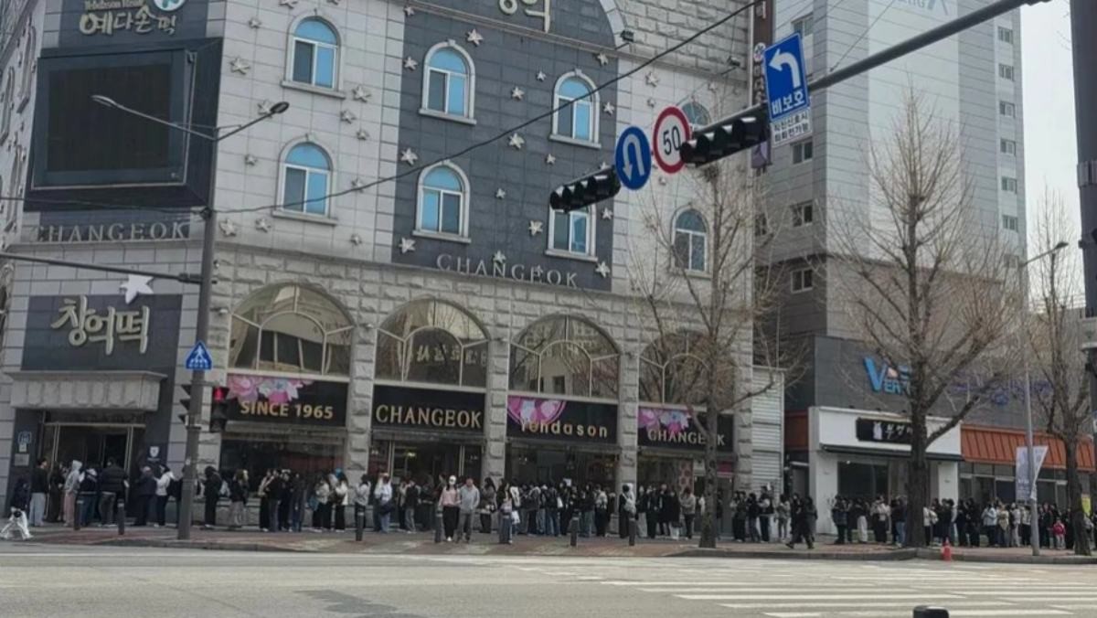 창억떡을 먹기 위해 길게 늘어선 줄 / 온라인 커뮤니티 캡처