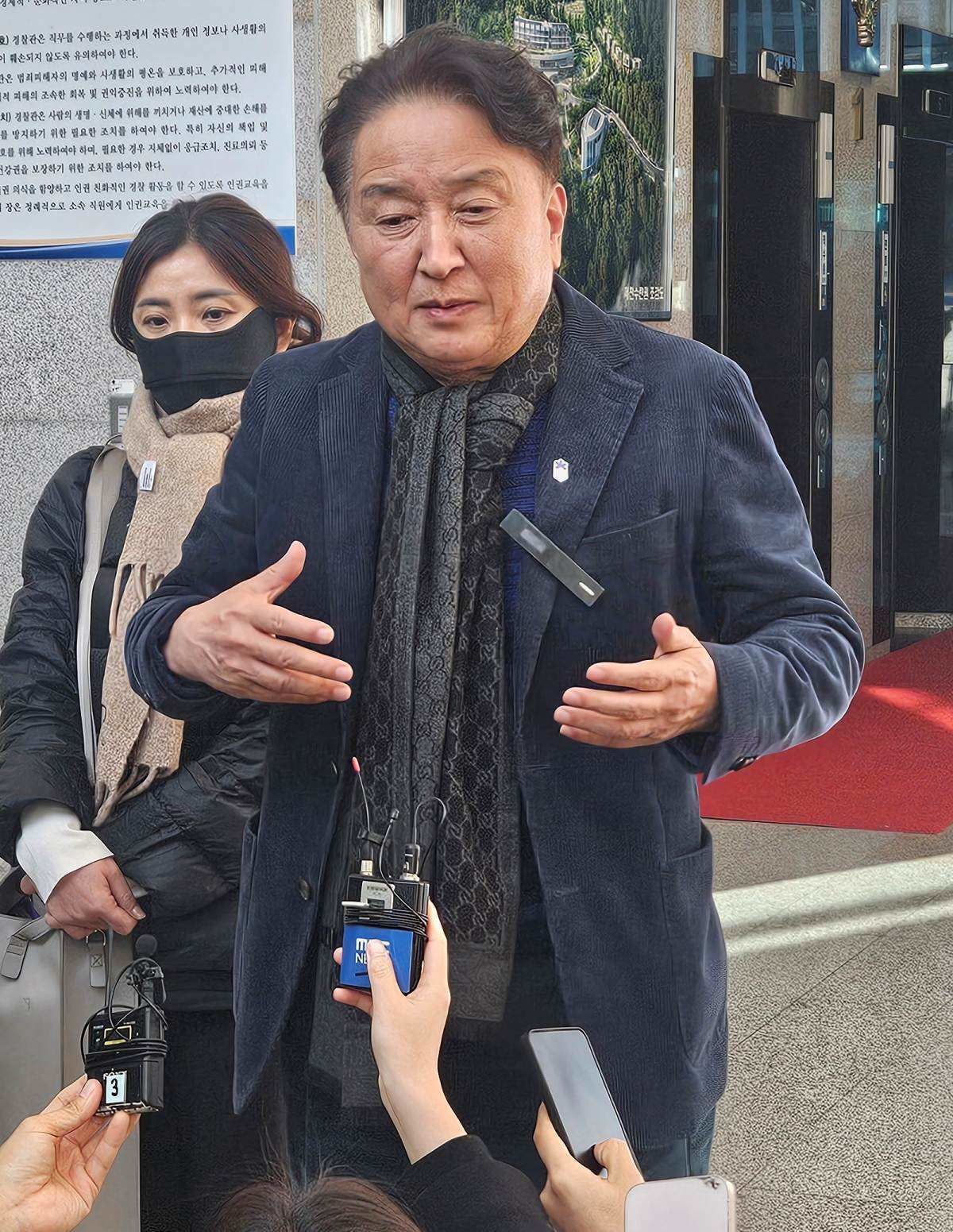 김영환 충북지사가 21일 청주시 충북경찰청 반부패경제범죄수사대에서 두 번째 소환조사를 마친 후 나서며 취재진 질문에 답하고 있다. / 뉴스1