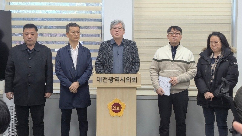 더불어민주당 대전시당 평당원협의회가 17일 기자회견을 열고 민경배 대전시의원의 복당을 강하게 비판하며 지방선거 경선 자격 배제를 촉구하고 있다./사진=김지연 기자