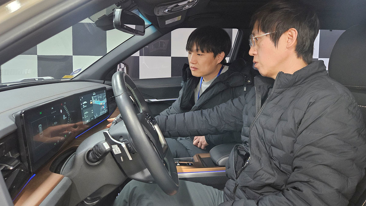 KG 모빌리티가 E2E 자율주행 AI 기술 개발을 위해 한국전자통신연구원 및 자율주행 전문 기업 소디스와 업무협약을 체결했다. / KG 모빌리티