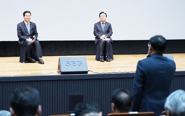 윤병태 시장과 신정훈 국회의원이 패널로 참여해 시민들과 질의응답 시간을 가지고 있다