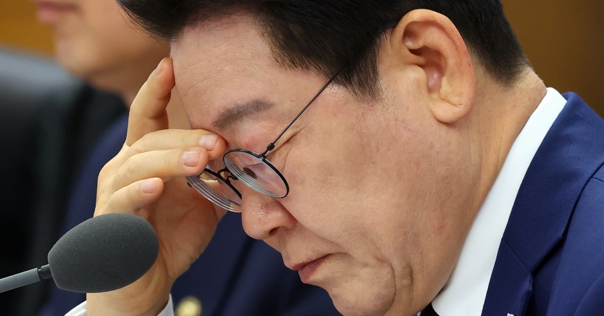 이재명 대통령이 17일 정부세종청사에서 열린 국무회의에서 자료를 보고 있다. / 연합뉴스