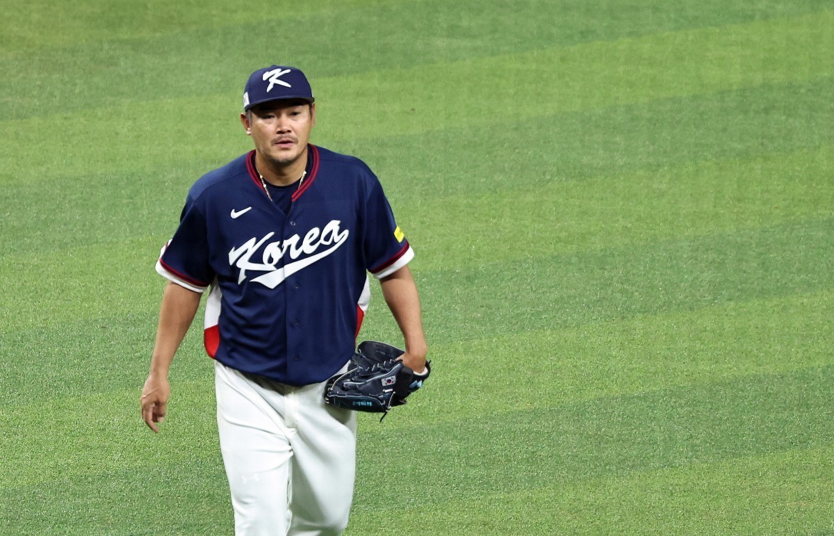 지난 13일 오후(현지시간) 미국 플로리다주 마이애미 론디포파크에서 열린 2026 월드베이스볼클래식(WBC) 8강전 3회말 대한민국 노경은이 박영현과 교체되고 있다. / 뉴스1