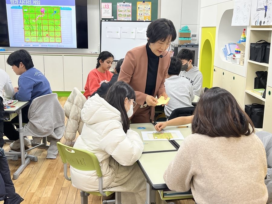 대구 서평초등학교 학생들이 대구시선위가 주관한 2026년 민주주의 선거교실에 참여하고 있다.  / 대구시선관위 제공