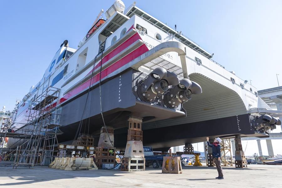 남한권 울릉군수는 최근 엔진 고장으로 운항이 중단된 울릉-포항 항로 공모선 ‘엘도라도 익스프레스호’의 수리 현장을 방문했다/울릉군