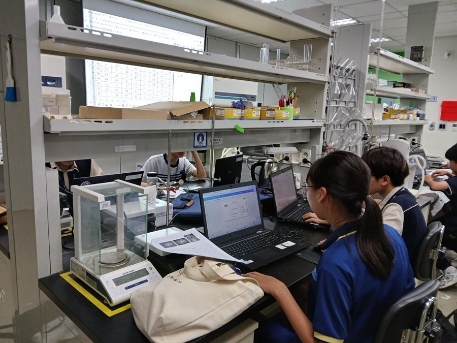 대구 달성군은 18일부터 대구경북과학기술원(DGIST)와 협력해 추진 중인 ‘DGIST 과학창의학교’를 개강한다. 사진은 지난해 대구 DGIST 과학창의학교에서 진행된 화학기초수업 현장 모습 / 대구 달성군 제공