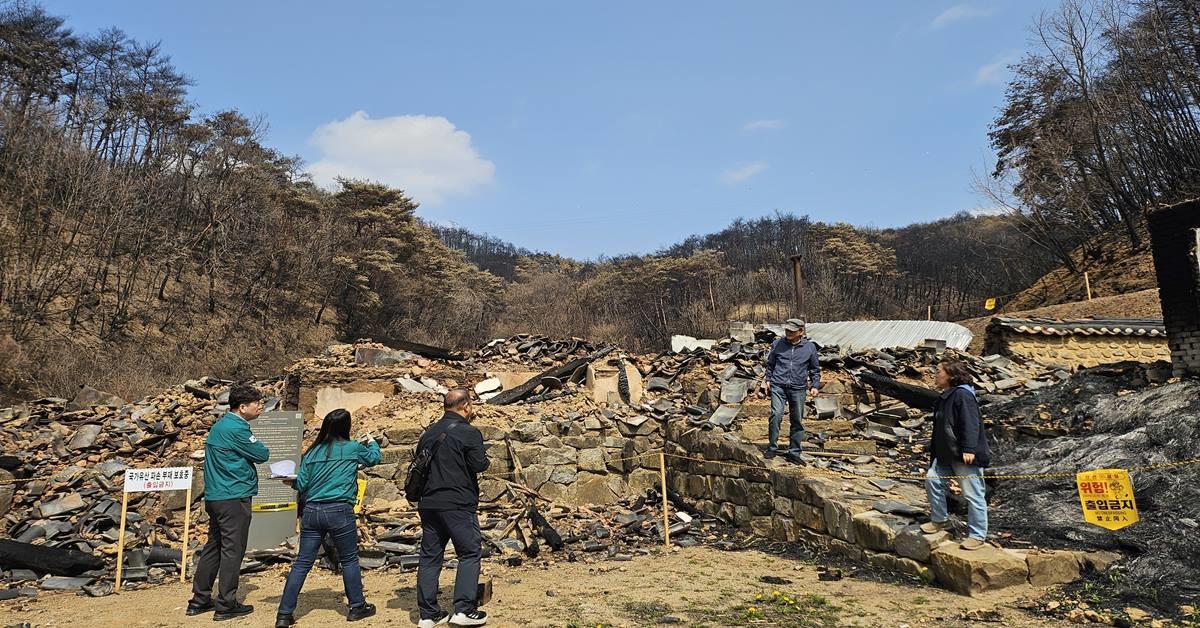 2025년 3월 경북 5개 시·군을 휩쓴 초대형 산불이 발생한 지 1주년을 맞이했다. 사진은 당시 문화재 피해조사 모습/이하 경북도