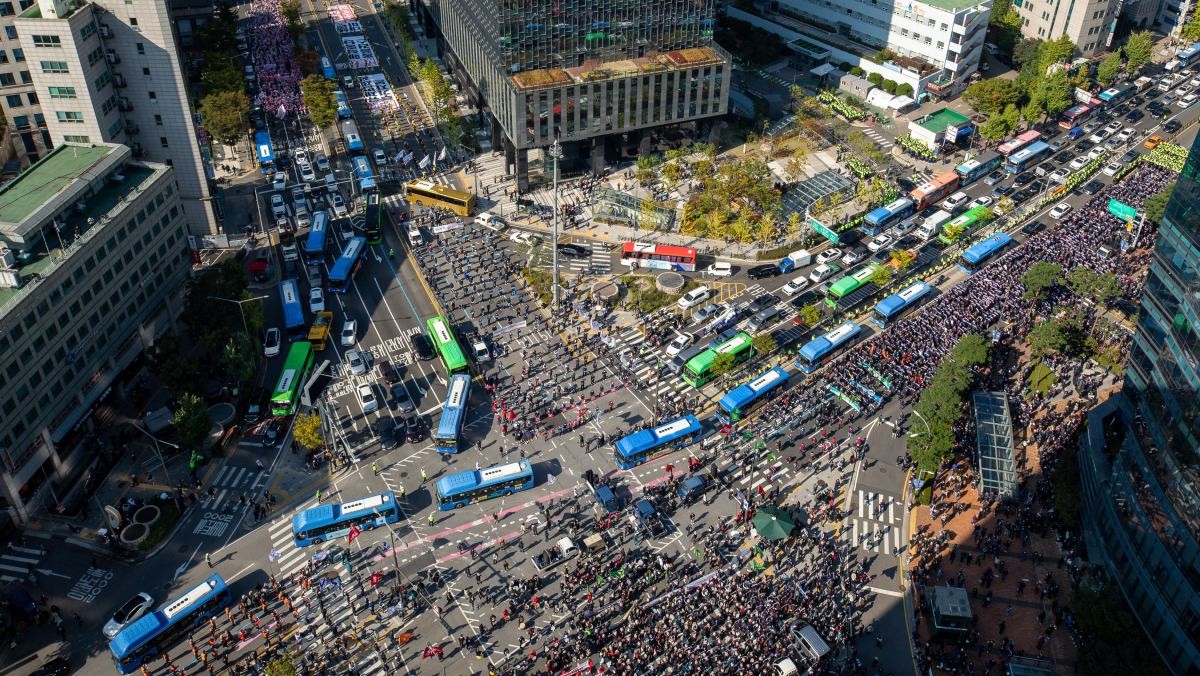차량과 집회 참가자들이 뒤엉켜 정체가 이어지는 모습. 기사의 이해를 돕기 위한 사진 / 뉴스1
