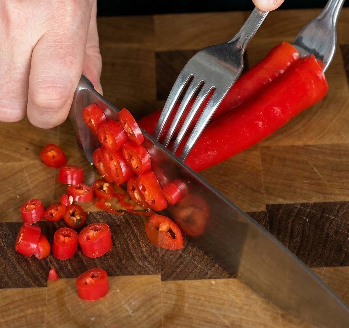포크 이용해 고추 손질 쉽게 하는 꿀팁. / 틱톡 'dobrovolskyichef'
