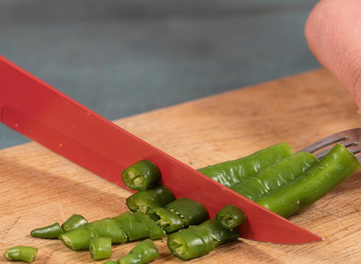 포크 이용해 안전하게 칼질하는 꿀팁. / 틱톡 'dobrovolskyichef'