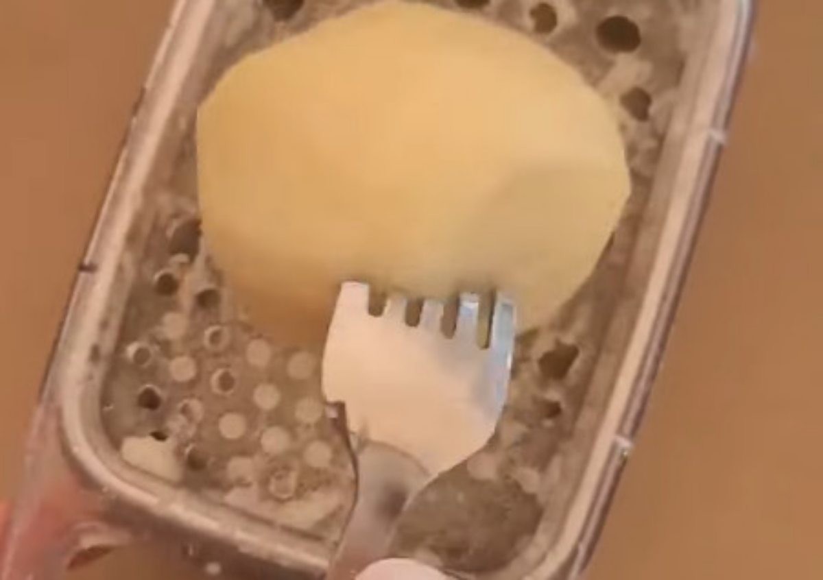 포크 이용해 손쉽게 감자 강판에 갈기. / 유튜브 '똘똘아들맘'